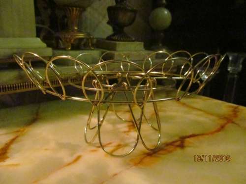 COLLAPSIBLE !! Metal Frame Circular Pot/Dish Stand with Collapsible rests