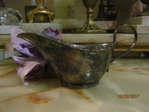 GRAVY SOURCE !! Vintage Silver Plated Sauce/Gravy Boat with Scalloped Rim