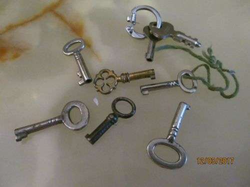 THE PERFECT FIT !! Lot of Eight Small Vintage Keys - To fit Jewellery/Music Boxes Etc