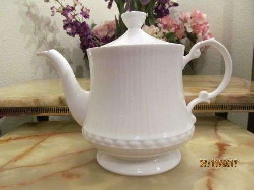 INNOCENCE !! Vintage Fine Porcelain Elizabethan Staffordshire Hand Decorated Teapot