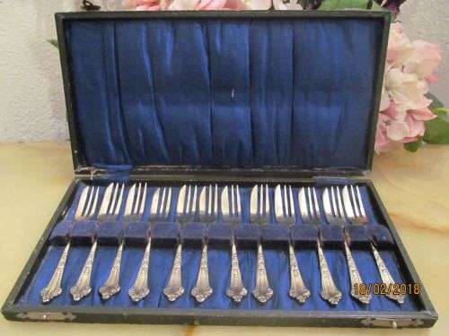 ART NOUVEAU !! Antique Set of Twelve Silver Plated Cake/Pastry Forks in Presentation Case