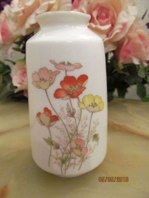 OTAGIRI !! Vintage (60's-70's) Fine Porcelain Japanese Bud Vase - Poppies in Bloom