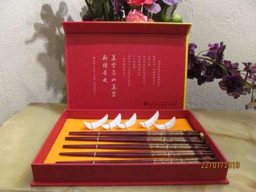 YUNHONG ARTEFACT !! Vintage Collectable Set of 5 Redwood Chopstick Pairs & Porcelain Tigers Claw