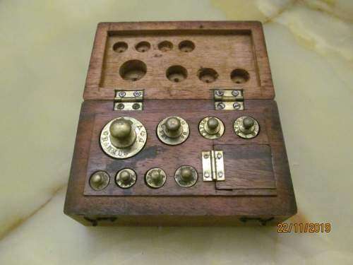 P CROWN V !! Vintage Complete Set of Eight Brass Postal/Apothecary Weights in Wood Box