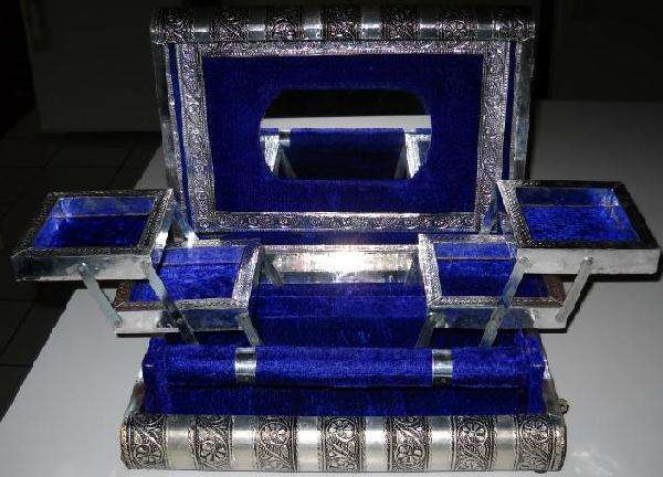 BEAUTIFUL JEWELLERY BOX - IDEAL GIFT!