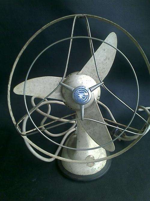 VINTAGE/RETRO WIGO DESK FAN. ADJUSTABLE NECK. WORKING. PLEASE NOTE CONDITION.