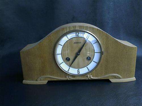 PEREUT MANTLE CLOCK. KEY AND WEIGHT INSIDE.