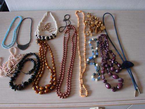 MIXED LOT RETRO NECKLACES