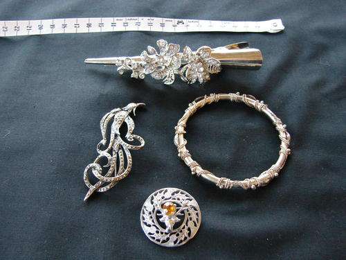 SET OF 4 VINTAGE JEWELLERY!
