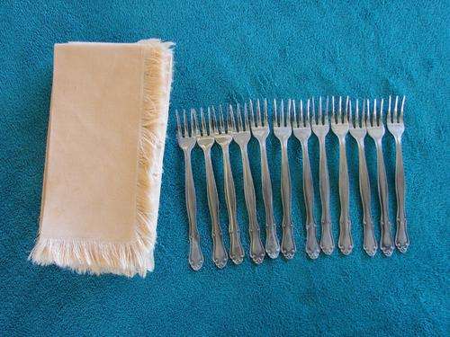 12 H'oderves forks and 12 serviettes