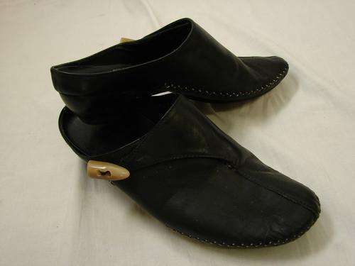 BLACK LEATHER SLIP - ON PLINER SHOES -
