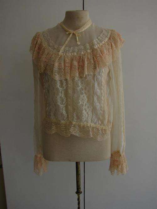 LOVELY VINTAGE LACE TOP/ CREAM & PEACH