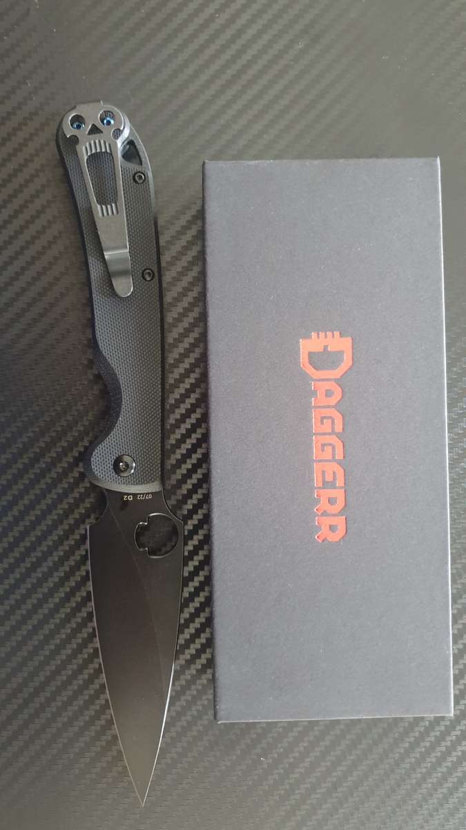 Russian Daggerr Sting folding  knife black plain blade