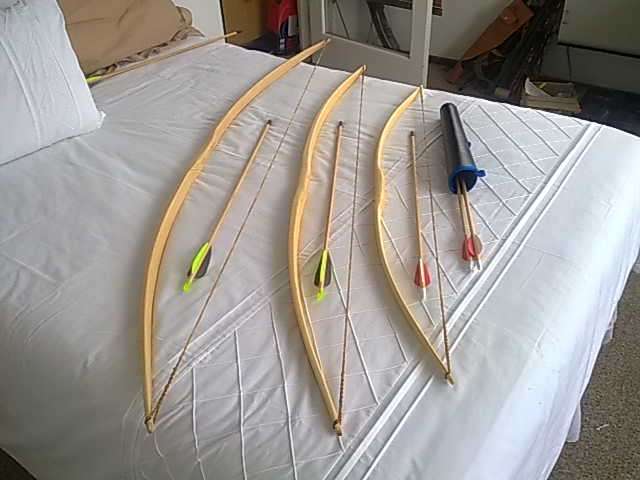 Imported hand crafted Hickory English longbow with 3x wooden traditional arrows