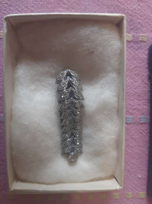 Brooch silver metal with seemingly glass