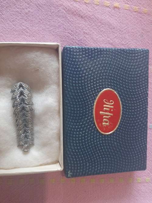 Brooch silver metal with seemingly glass