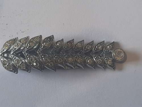 Brooch silver metal with seemingly glass