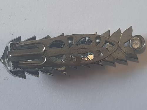 Brooch silver metal with seemingly glass