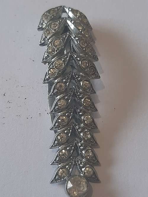 Brooch silver metal with seemingly glass