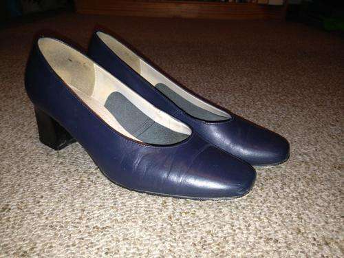 VINTAGE Navy block heel shoes
