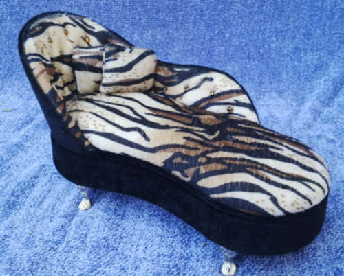 Beautiful 'Like New' Couch-Shaped Jewelry Box