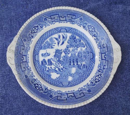 SOLAIN WARE 'WILLOW PATTERN' CAKE PLATE IN VERY GOOD CONDITION