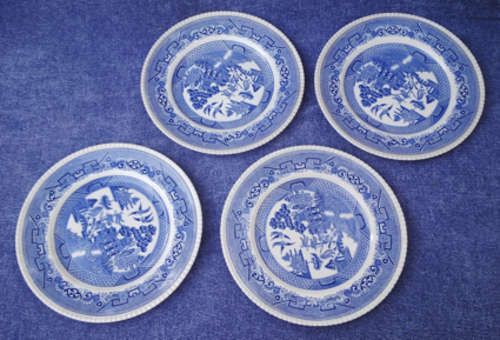 FOUR SOLAIN WARE 'WILLOW PATTERN' DINNER PLATES IN VERY GOOD CONDITION