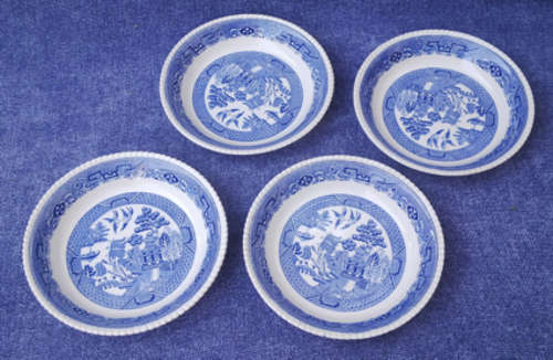 FOUR SOLAIN WARE 'WILLOW PATTERN' SOUP BOWLS IN VERY GOOD CONDITION