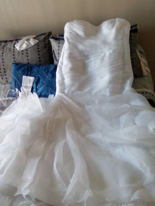 Beautiful Trumpet Style / Fit & Flair Crisp White Wedding Dress