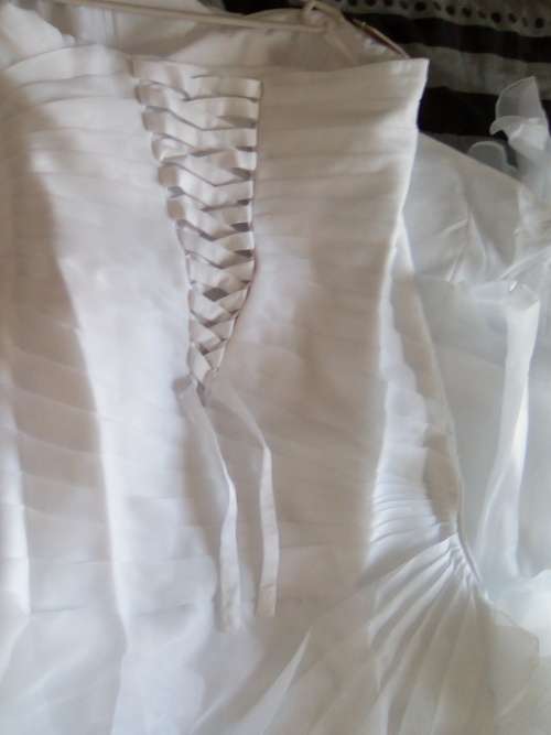 Beautiful Trumpet Style / Fit & Flair Crisp White Wedding Dress