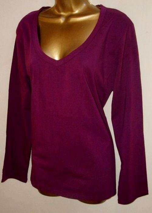fits size 16 - 18 New ladies magenta v-neck long length plus size top shirt by Insync