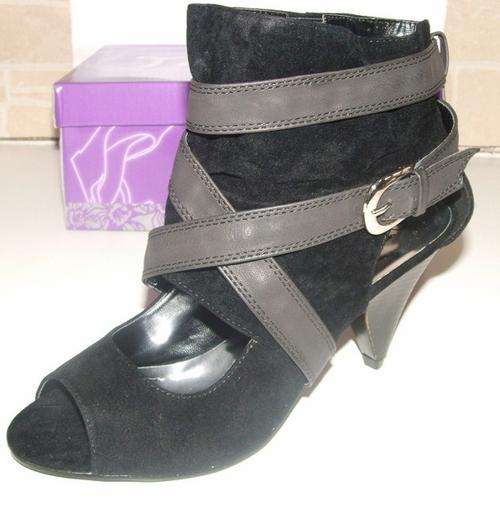 some Black / or Taupe size 4, 5, 6, 7, 8 (37 38 39 40 41) Stunning shoes lower heel executive style.
