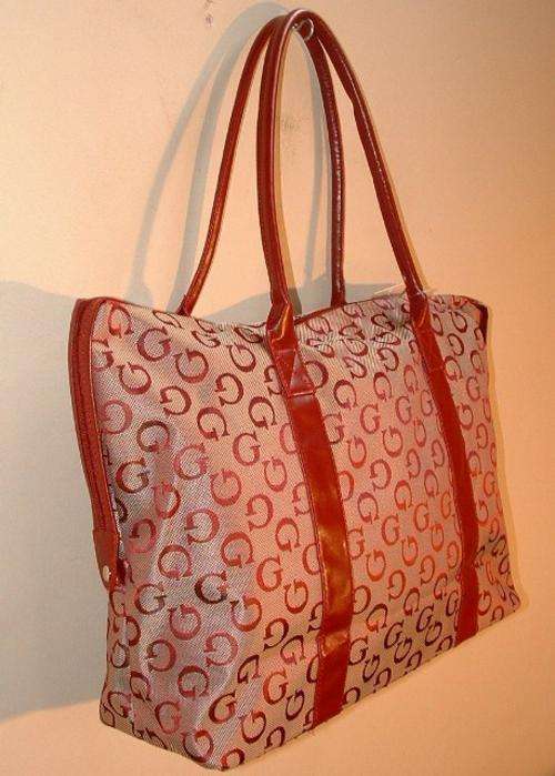 New ladies RED handbag travel bag double zip lovely lugge size one only