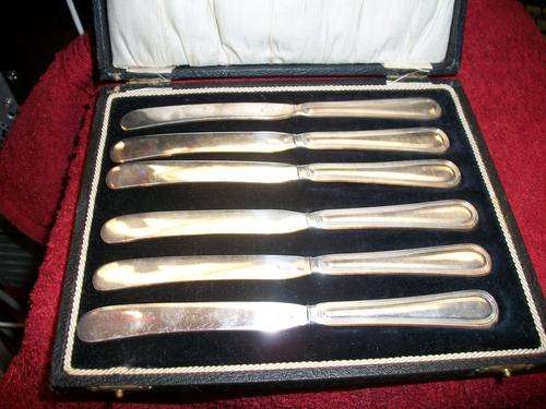 SET OF BUTTER KNIFES
