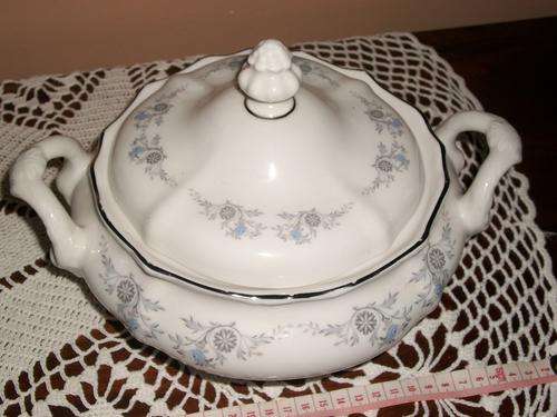 !!!WOW !!!HUGUENOT SERVING DISH + LID 28CM. (PRICE REDUCED!!!