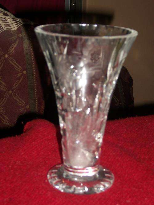 LEAD CRYSTAL ROSE PATERN VASE. SIZE; 16CM