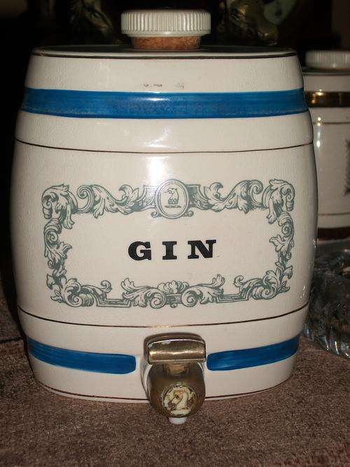 WHAT A LOVELY ITEM!!!! LARGE!!!!! GIN DECANTER. PORCELAIN. WADE ROYAL VICTORIA ENGLAND