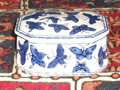 PORCELAIN TRINKET BOX