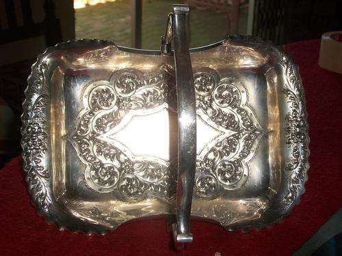 BEAUTIFUL VICTORIAN EPNS BASKET WITH HANDLE. SOLID AND HEAVY. SIZE; 27.5CM X 17.5CM