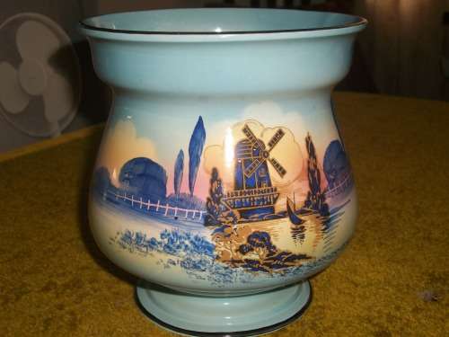 BESWICK FLOWER VASE WITH FROGG.