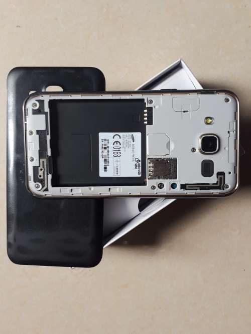 Good condition J5 samsung phone DOES NOT START UP Free delivery via POSTNET