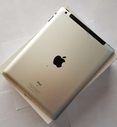 Apple iPad 3 64GB WIFI & Cellular Silver. Cracked screen