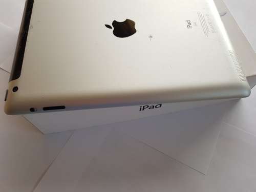 Apple iPad 3 64GB WIFI & Cellular Silver. Cracked screen