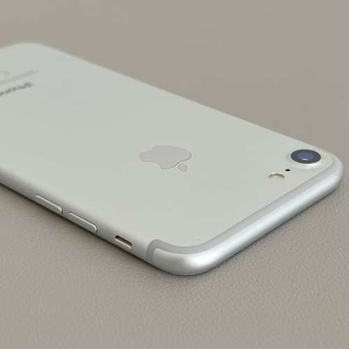Apple iPhone 7 Silver 32GB READ!!! SOLD AS IS!!!