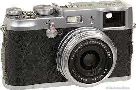 Fuji X100 in excellent condition with Fuji leather case, 3 x batteries, charger & 16gb sd card