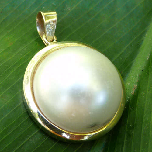 Vintage Solid 9ct Gold faux 12mm pearl pendant