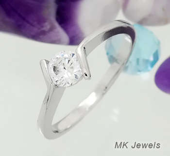 Think Valentine's!!!! Lovely Split style Solitaire ring with 5mm Simulated diamond ring - Size 7