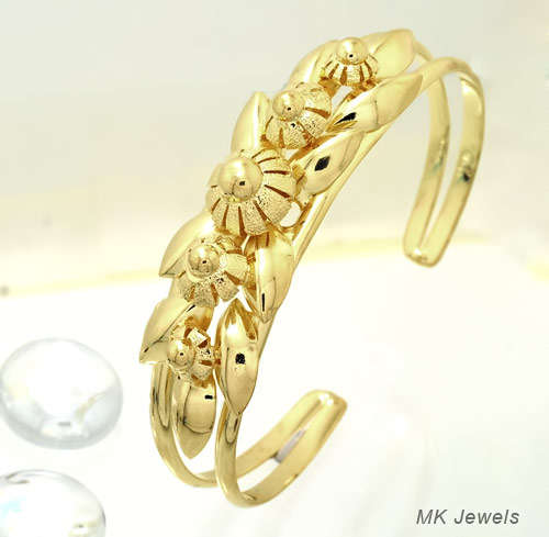 Stunning 18ct Gold Plated Bangle with Egyptian floral designs