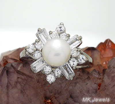 Stunning genuine white FW pearl and sim diamond Ring - Size 8