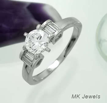 Gorgeous 1.25ct simulated diamond flower shaped ring - Size 7